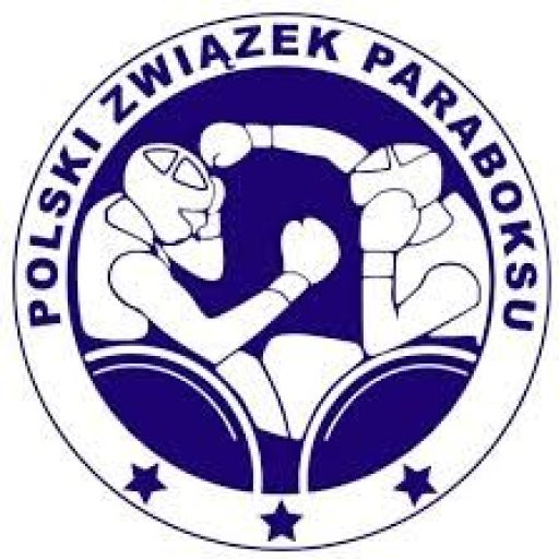 Logo Polskiego Związku Paraboksu. Okrągły, biało-niebieski emblemat przedstawiający dwóch bokserów na wózkach inwalidzkich, wymieniających ciosy.