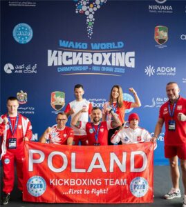 obrazek przedstawia polską reprezentację parakickboxerską. Na zdjęciu Sebastian Górniak, Tomasz Biduś, Paweł Kaleta, Daria Morkunas