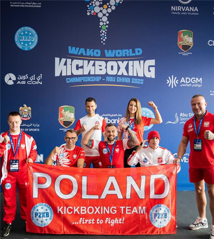 obrazek przedstawia polską reprezentację parakickboxerską. Na zdjęciu Sebastian Górniak, Tomasz Biduś, Paweł Kaleta, Daria Morkunas